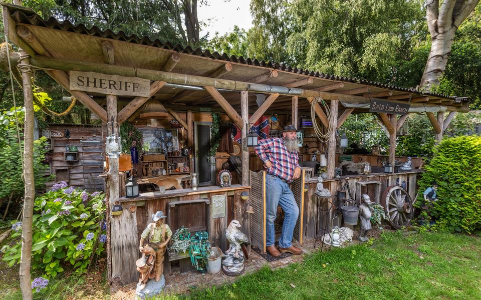 Boudewijn heeft op camping De Twee Provinciën in Elsloo zijn stacaravan omgebouwd in westernstijl. 