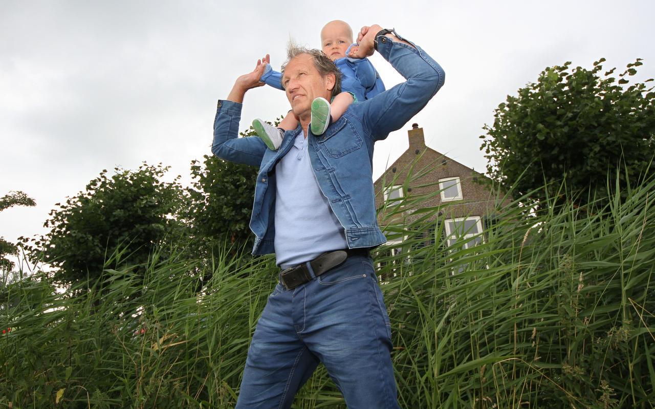 Regisseur Steven de Jong met zijn zoon Rens, die inmiddels drie jaar is en een rol gaat spelen in de serie over Grutte Pier. FOTO SIMON BLEEKER