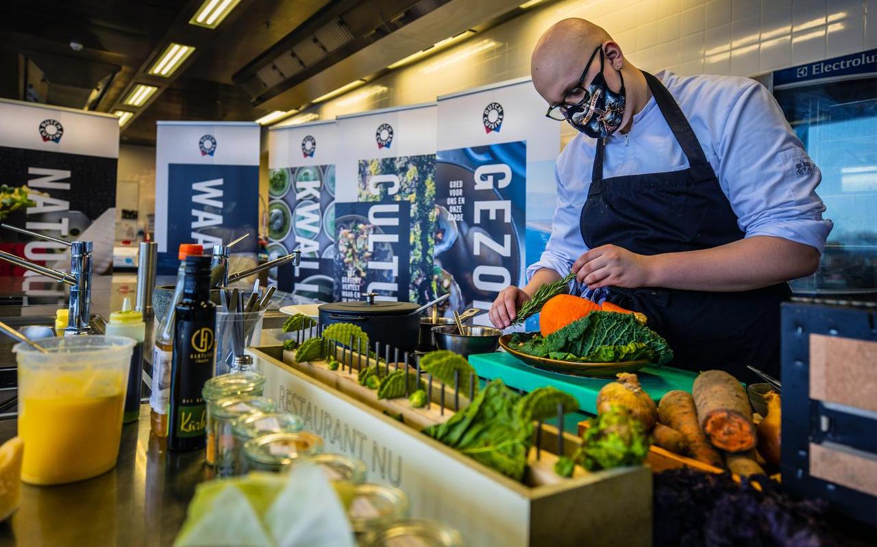 Joël Bakker legt de laatste hand aan een van de gerechten van de het 'circulair menu'. FOTO NIELS DE VRIES Joël Bakker legt de laatste hand aan een van de gerechten van de het 'circulair menu'. FOTO NIELS DE VRIES