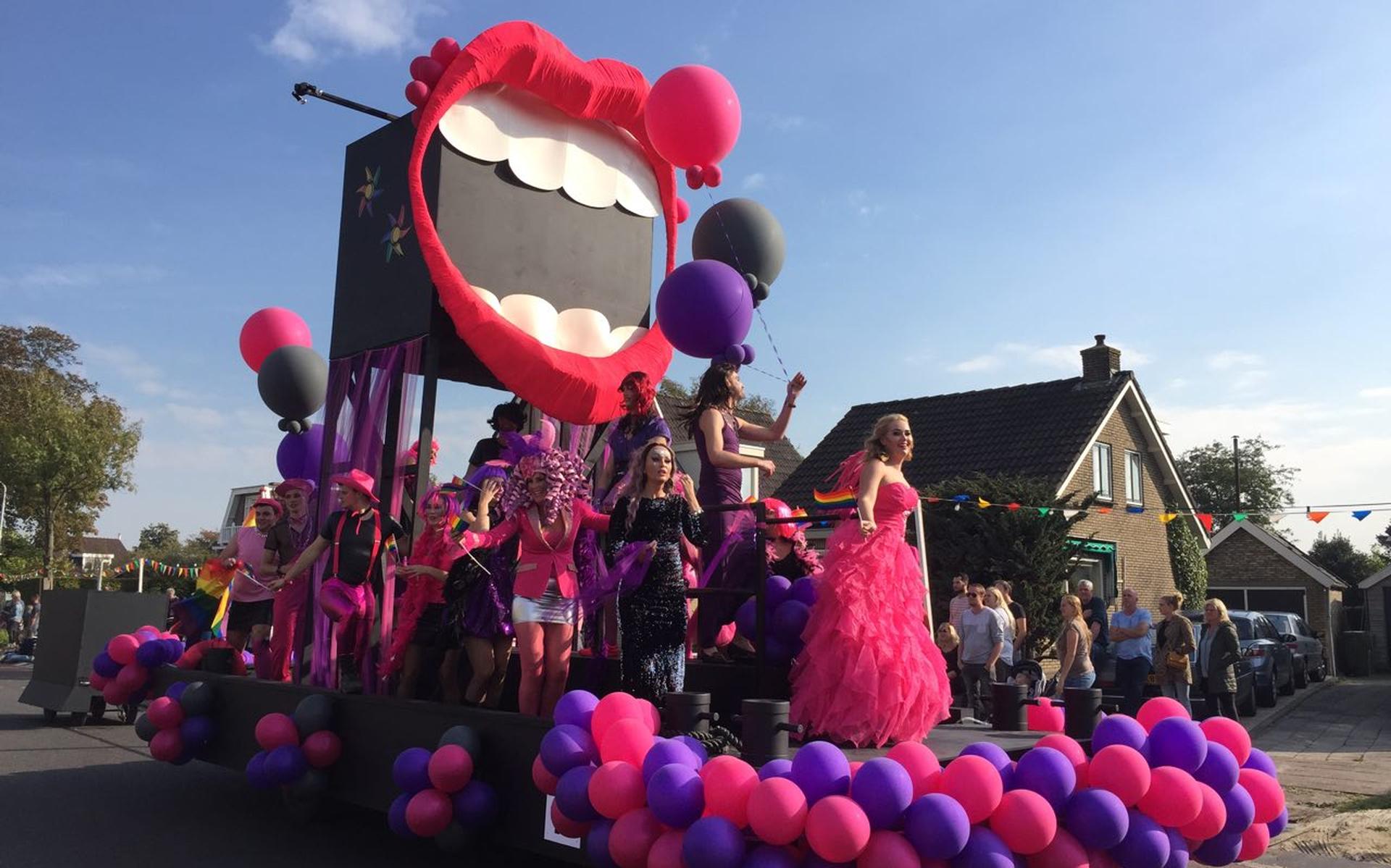 Fotoserie: Kleurrijke en zonnige Allegorische Optocht in De Knipe - Leeuwarder Courant