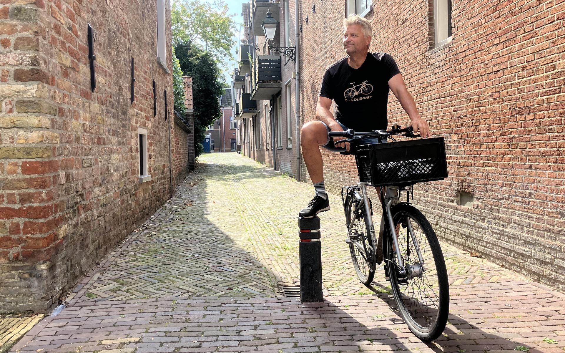 Kees Mourits van de Fietsersbond in het centrum van Leeuwarden: 'Alles is fout aan dit paaltje'. 