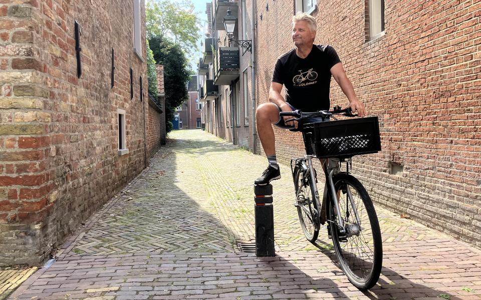Kees Mourits van de Fietsersbond in het centrum van Leeuwarden: 'Alles is fout aan dit paaltje'. 