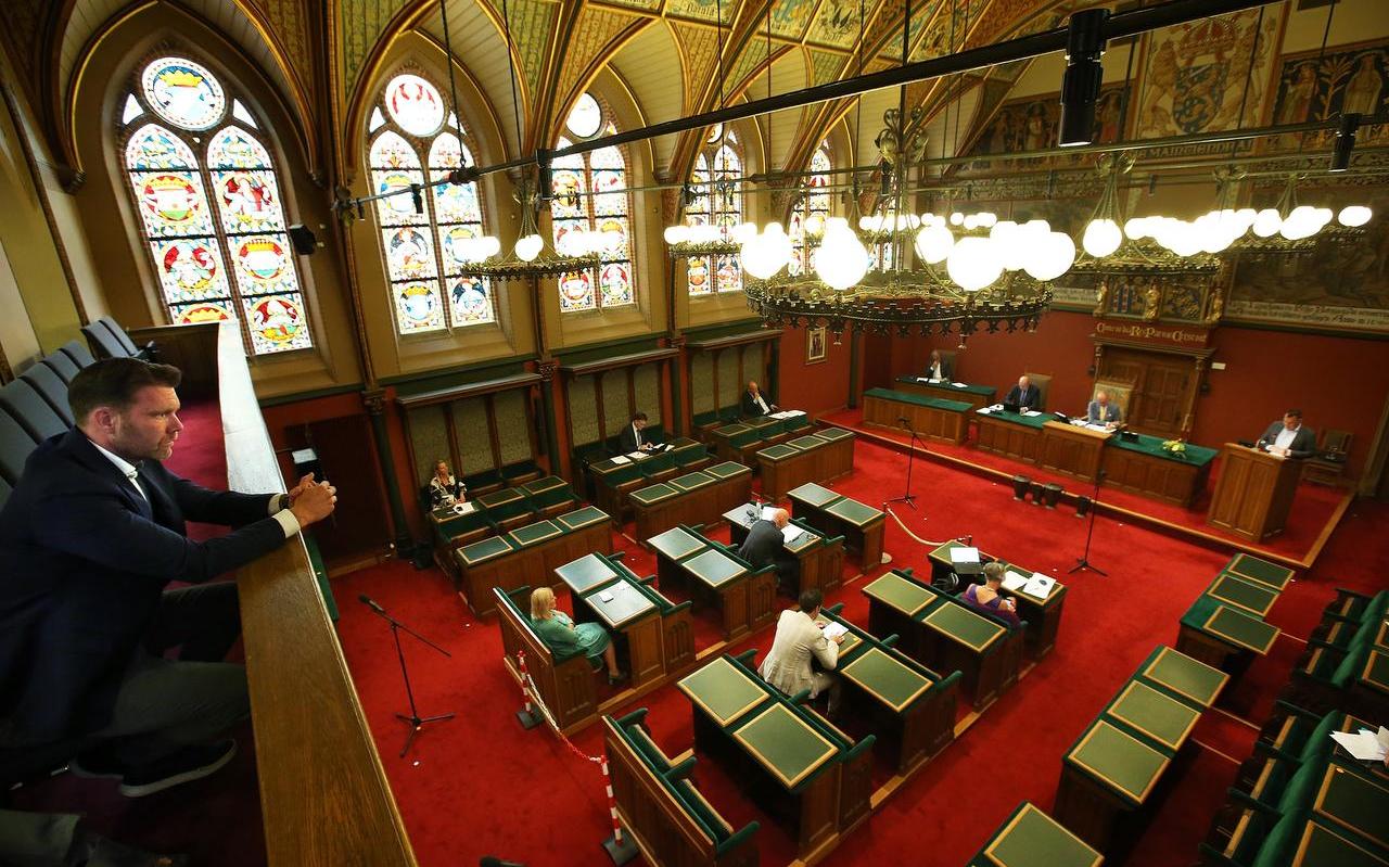 Vanaf de publieke tribune volgt presentator Sipke Jan Bousema het debat van Provinciale Staten over de regenboogvlag. Vanaf de publieke tribune volgt presentator Sipke Jan Bousema het debat van Provinciale Staten over de regenboogvlag.