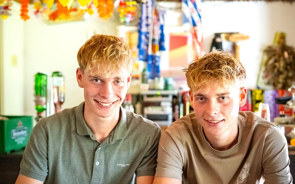 Tweelingbroers Onne en Dick Hoekstra (18) uit Harkema, op de foto in hun mancave in de tuin, doen tegelijk eindexamen vwo op csg Liudger Raai in Drachten.