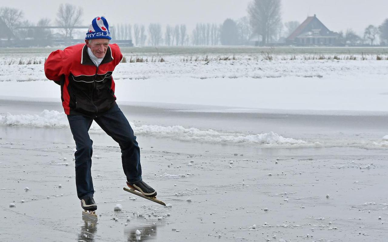 Joost Schaap in actie op zijn eigen ijsbaantje. FOTO HENK BOOTSMA