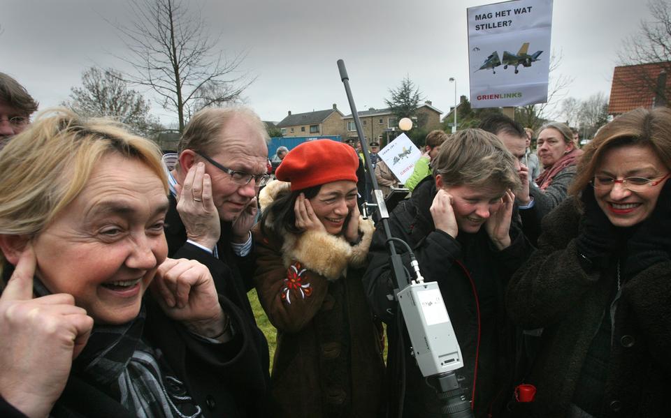 Een Kamercommissie bezoekt in 2009 Marsum in verband met de aanschaf van de F-35. De parlementariërs luisteren naar een geluidstest.