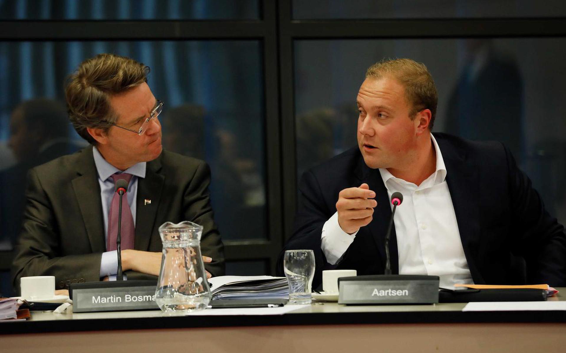 Tweede Kamerlid Martin Bosma (links) tijdens de behandeling van de cultuurbegroting. Rechts van hem Thierry Aartsen, cultuurwoordvoerder voor de VVD.
