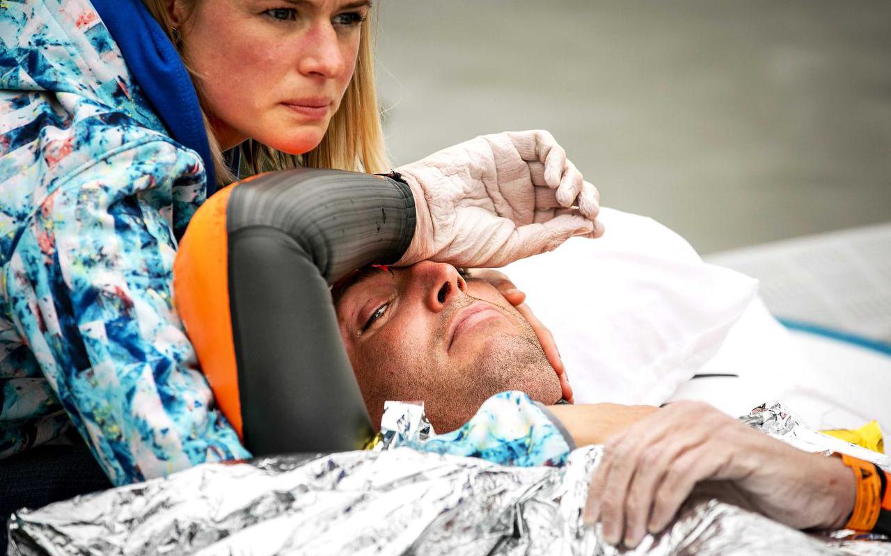 Maarten van der Weijden doodop maar nog steeds scherp op de brancard in Burdaard, met aan zijn zijde zijn echtgenote Daisy. FOTO ANP/REMKO DE WAAL
