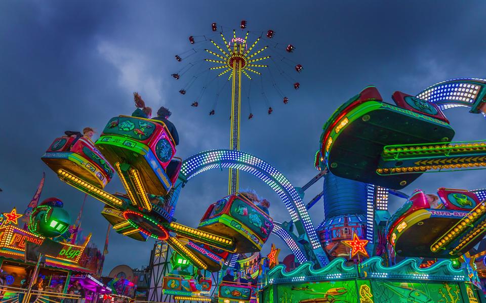 Op de kermis op het Martiniplein in Sneek torent de Airforce hoog boven de andere attracties uit.