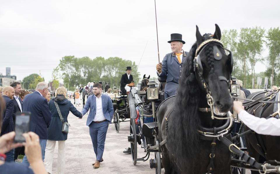 Gedeputeerde Sijbe Knol wordt opgehaald.