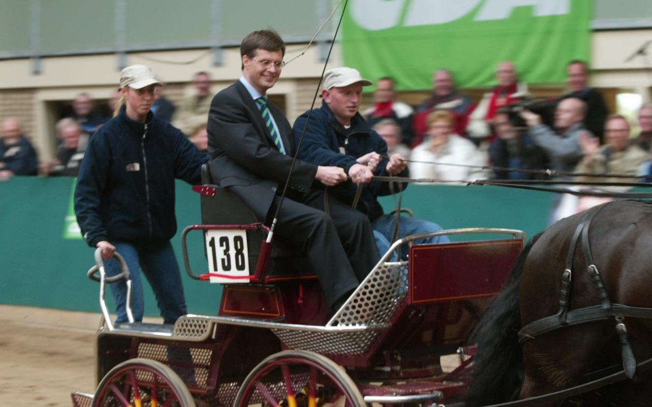Jan Peter Balkenende, hier in april 2002 op verkiezingstoernee in Friesland, in het Fries Paardencentrum in Drachten achter het tweespan van Hennie Koeremans. Balkenende zou vier kabinetten aanvoeren. Jan Peter Balkenende, hier in april 2002 op verkiezingstoernee in Friesland, in het Fries Paardencentrum in Drachten achter het tweespan van Hennie Koeremans. Balkenende zou vier kabinetten aanvoeren.