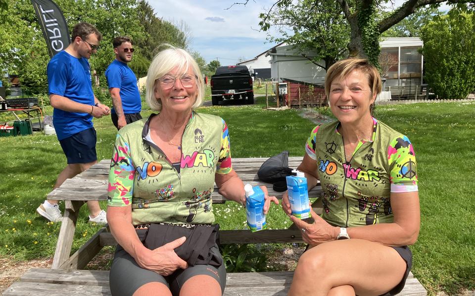 Maureen Claassen uit Bitgum (rechts) en haar vriendin Mirjam Kuipers uit Uitwellingerga op de camping in Jumièges in Frankrijk. 
