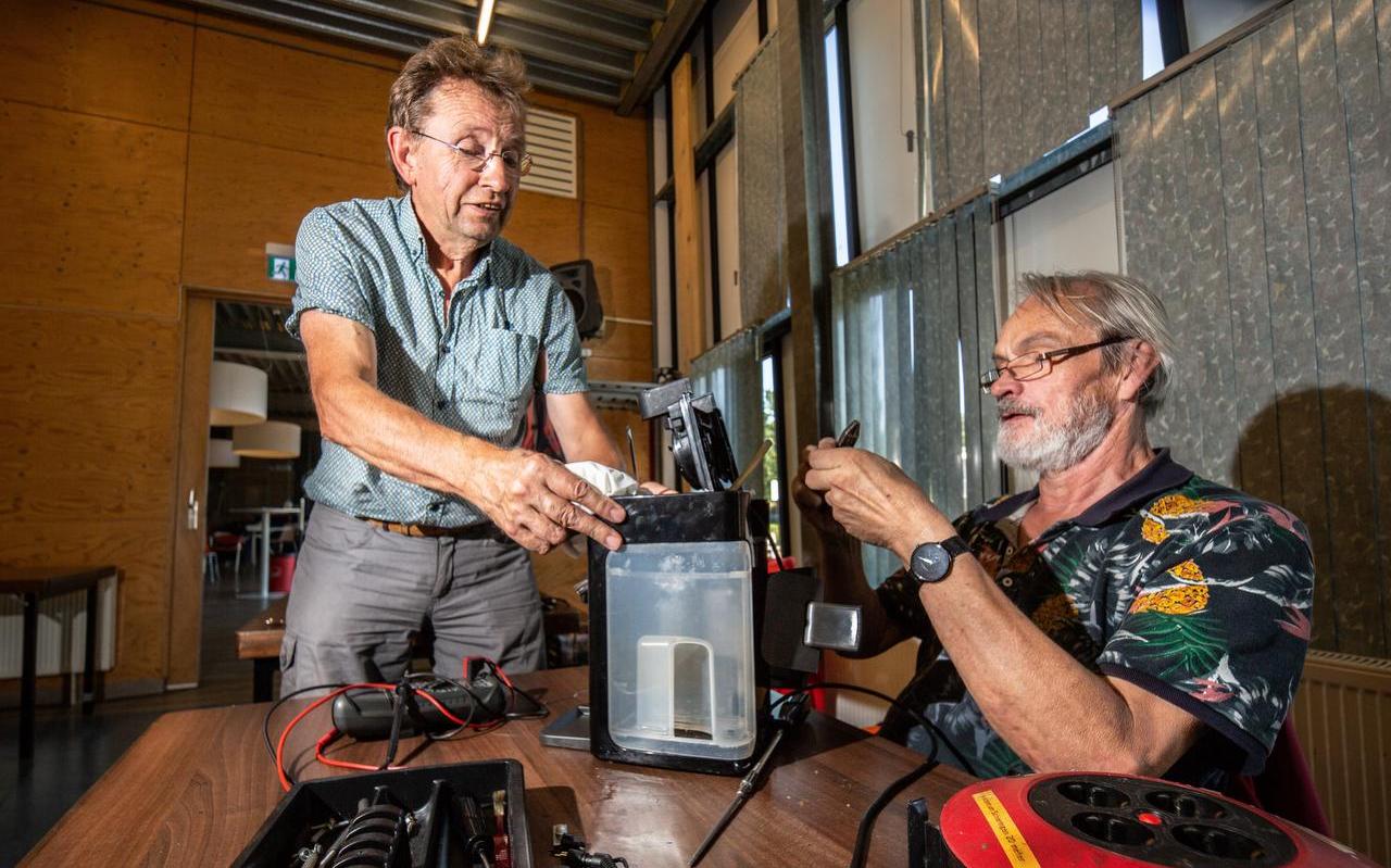 Bert Pool (70) en Dick Gijsen (65) repareren vanmiddag koffiezetapparaten. Bert Pool (70) en Dick Gijsen (65) repareren vanmiddag koffiezetapparaten.