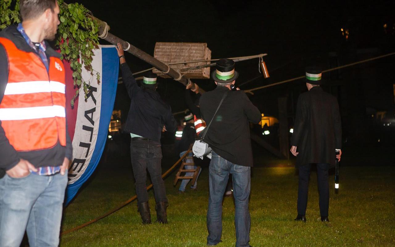 De megafoon hangt om het commissielid dat straks de aanwijzingen geeft om de mast met haan (in de rieten mand) de lucht in te hijsen. Vooraan ordebewaking. FOTO ILJA ZONNEVELD
De megafoon hangt om het commissielid dat straks de aanwijzingen geeft om de mast met haan (in de rieten mand) de lucht in te hijsen. Vooraan ordebewaking. FOTO ILJA ZONNEVELD