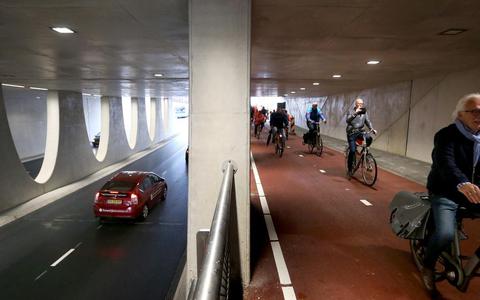  Het M.C.Escher akwadukt in de Drachtsterweg in Leeuwarden is nu ook voor fietsers opengesteld.  FOTO CATRINUS VAN DER VEEN