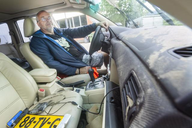 Vader rijdt in vijver in Gytsjerk terwijl zoon brand blust: ‘Dikke, dikke pech’