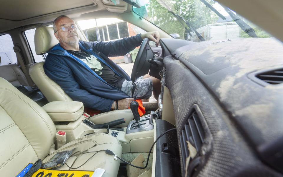 Frank Eerenvelt uit Gytsjerk eindigde met zijn auto in de vijver. 