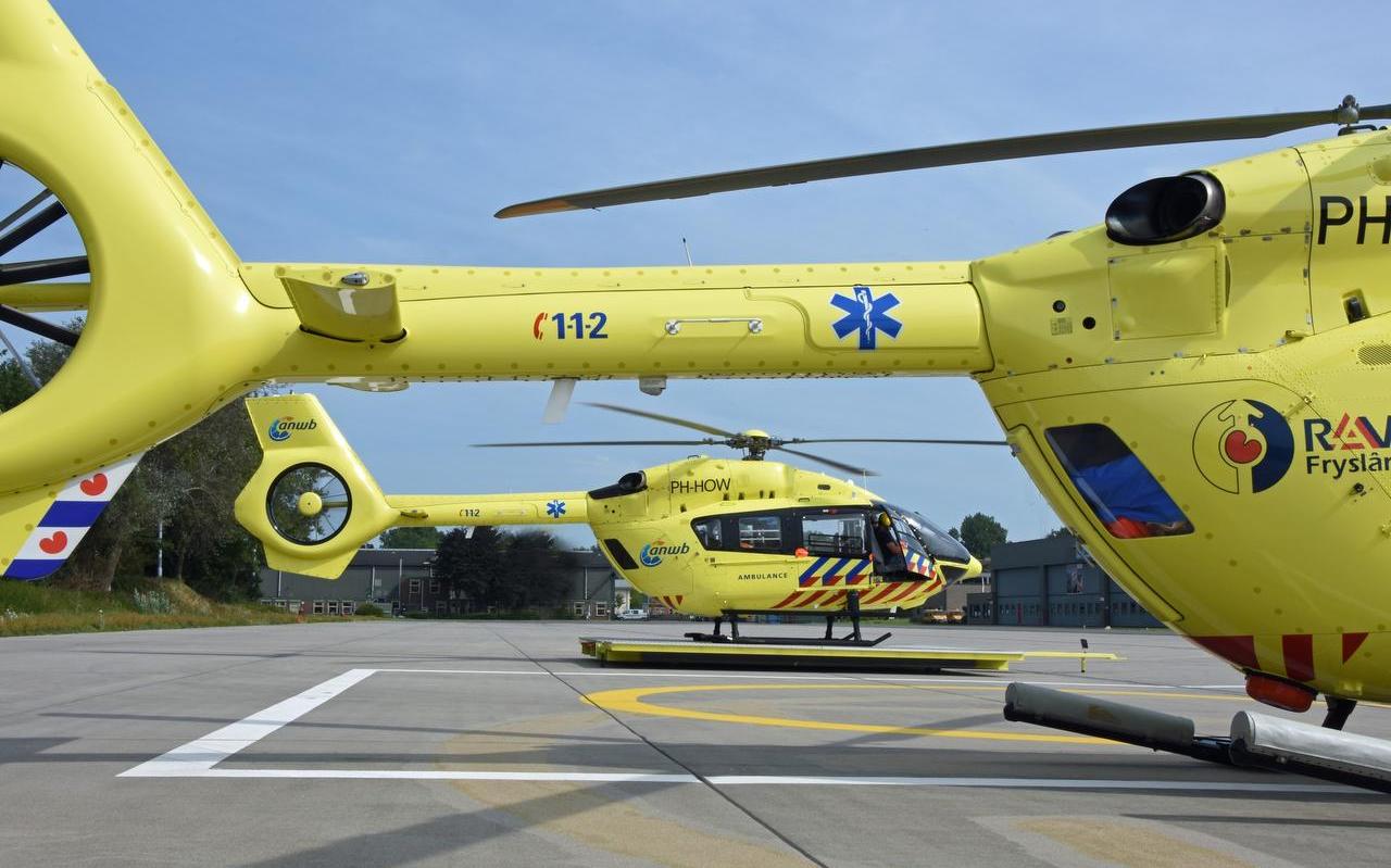 De ambulancehelikopter en de reserve-ambulancehelikopter van RAF Fryslân op Vliegbasis Leeuwarden. De ambulancehelikopter en de reserve-ambulancehelikopter van RAF Fryslân op Vliegbasis Leeuwarden.