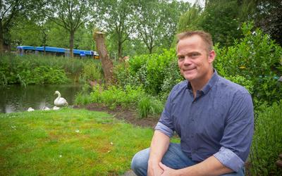 Zwanen bezetten helft tuin Raymond Hofstra (44) in Leeuwarden