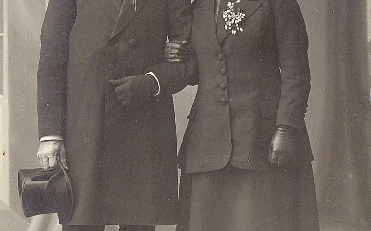 Trouwfoto Hendrik Kuiper en Neeltje Westra, 8 mei 1918. FOTO FAMILIE WESTRA. Trouwfoto Hendrik Kuiper en Neeltje Westra, 8 mei 1918. FOTO FAMILIE WESTRA.