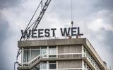 De nieuwe letters WEEST WEL staan sinds 1 juni op het oude belastingkantoor aan de Tesselschadestraat in Leeuwarden. 