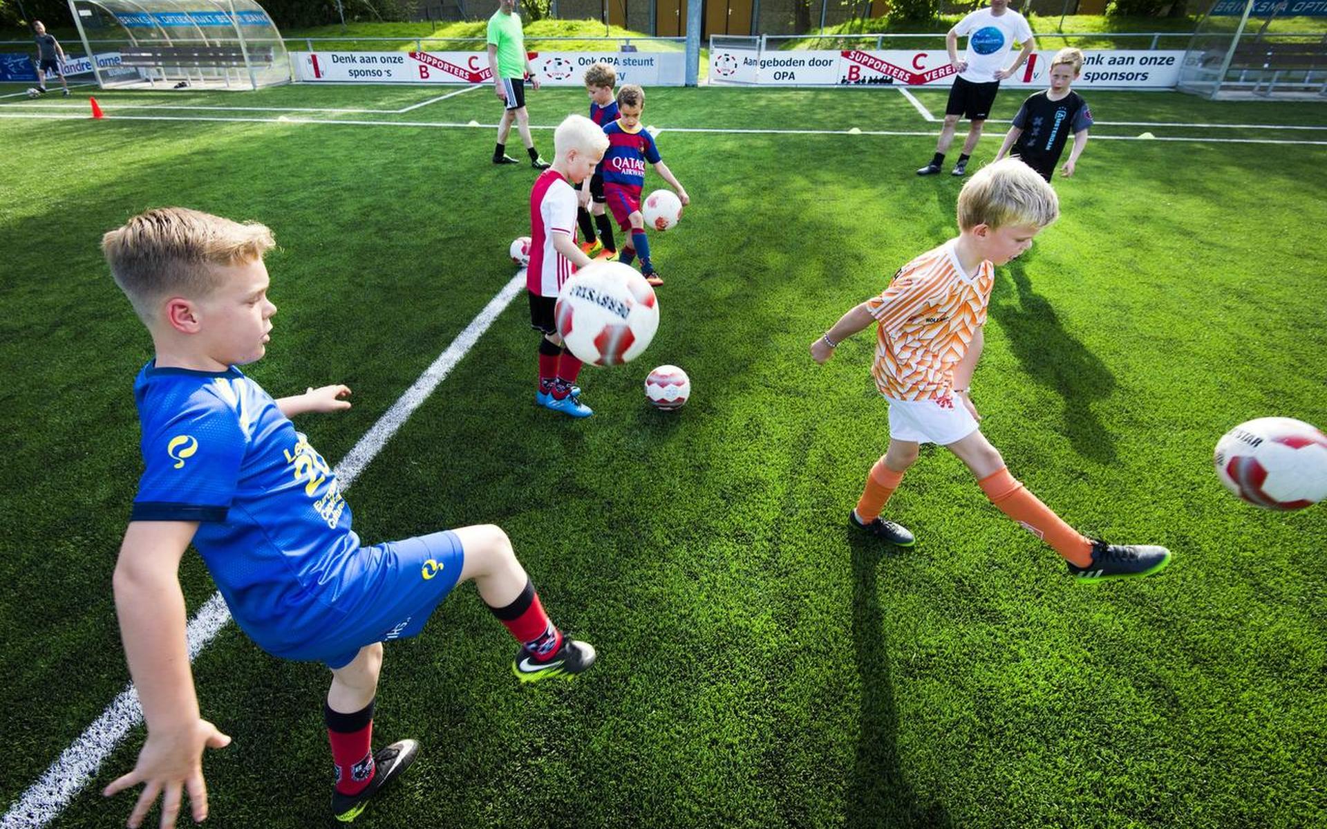 Geen zin in bardienst? Dan mag je kind niet voetballen bij deze