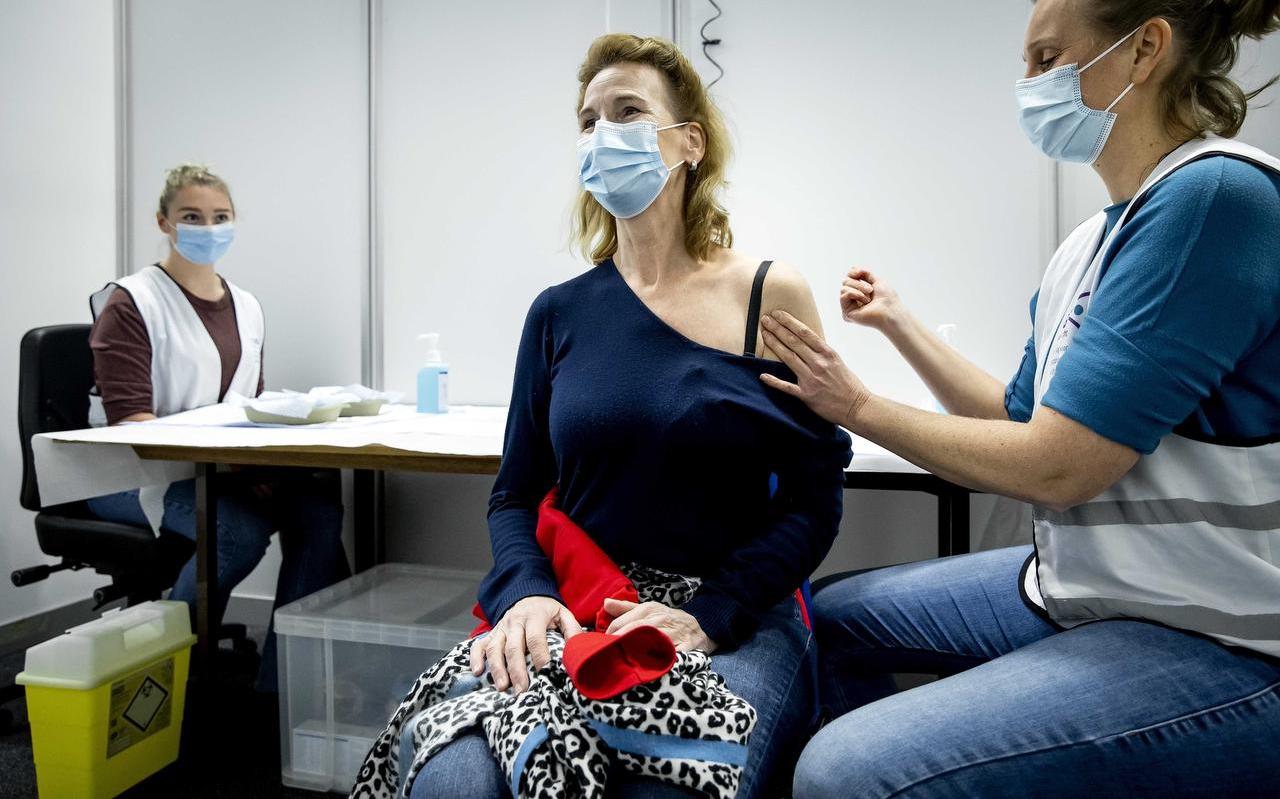 In het evenementencomplex Expo Houten vond maandag een zogenoemde dry run plaats ter oefening voor het GGD-personeel, dat vrijdag begint met massale vaccinaties tegen het coronavirus. In het evenementencomplex Expo Houten vond maandag een zogenoemde dry run plaats ter oefening voor het GGD-personeel, dat vrijdag begint met massale vaccinaties tegen het coronavirus.