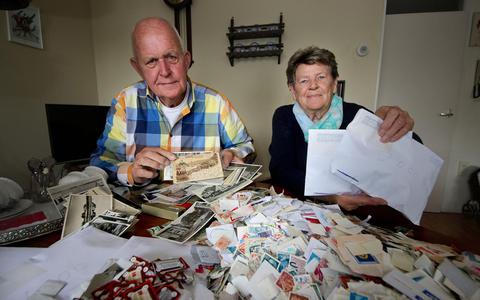 Hans en Thea van der Meulen met de laatste postzegels, ansichtkaarten en DE-punten die ze nog in huis hebben. In 36 jaar haalden ze er bijna een kwart miljoen euro mee op voor de stichting Cystic Fibrosis. FOTO SIMON BLEEKER