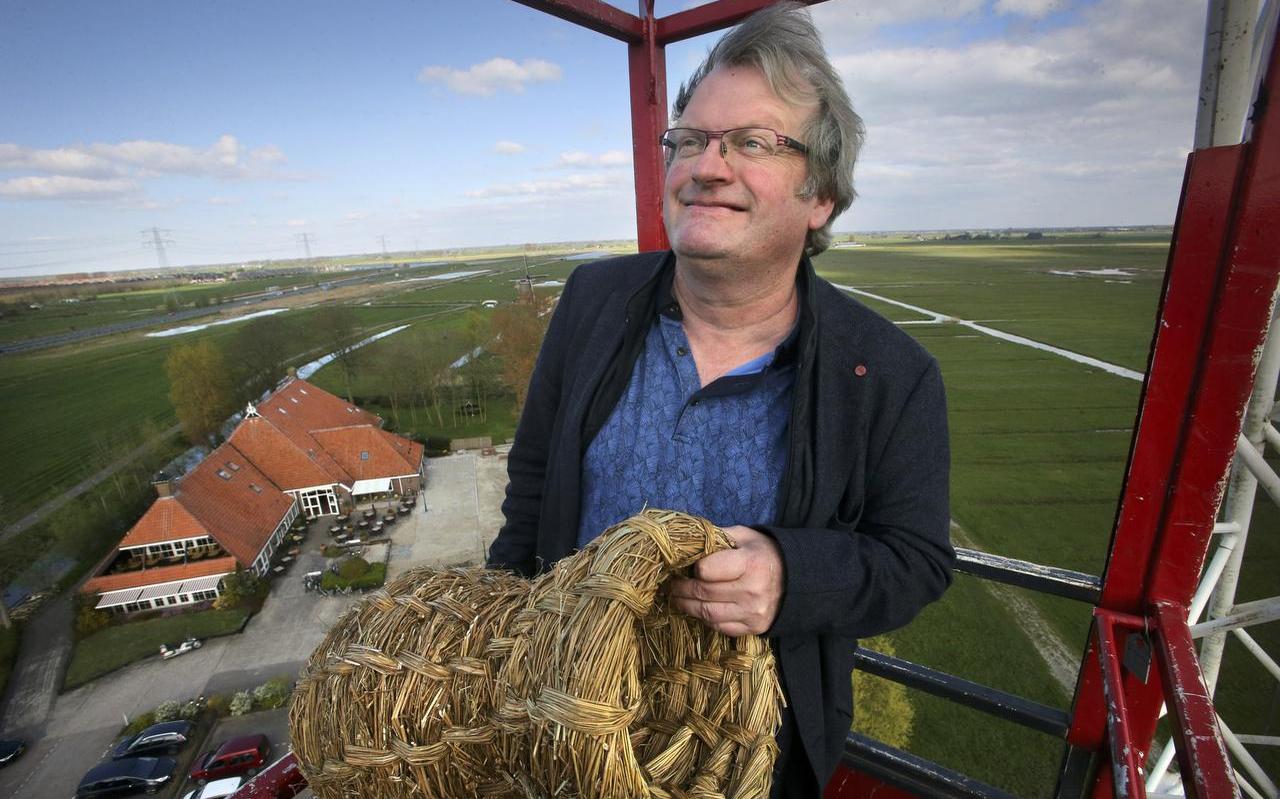 Wethouder Jan Atze Nicolai van Leeuwarden bekeek de polder woensdag vanaf een hoge kraan. In zijn handen een symbolisch cadeau van de plannenmakers: een eendenkorf Links op de achtergrond De Wâldwei en Zuiderburen. FOTO NIELS WESTRA Wethouder Jan Atze Nicolai van Leeuwarden bekeek de polder woensdag vanaf een hoge kraan. In zijn handen een symbolisch cadeau van de plannenmakers: een eendenkorf Links op de achtergrond De Wâldwei en Zuiderburen. FOTO NIELS WESTRA