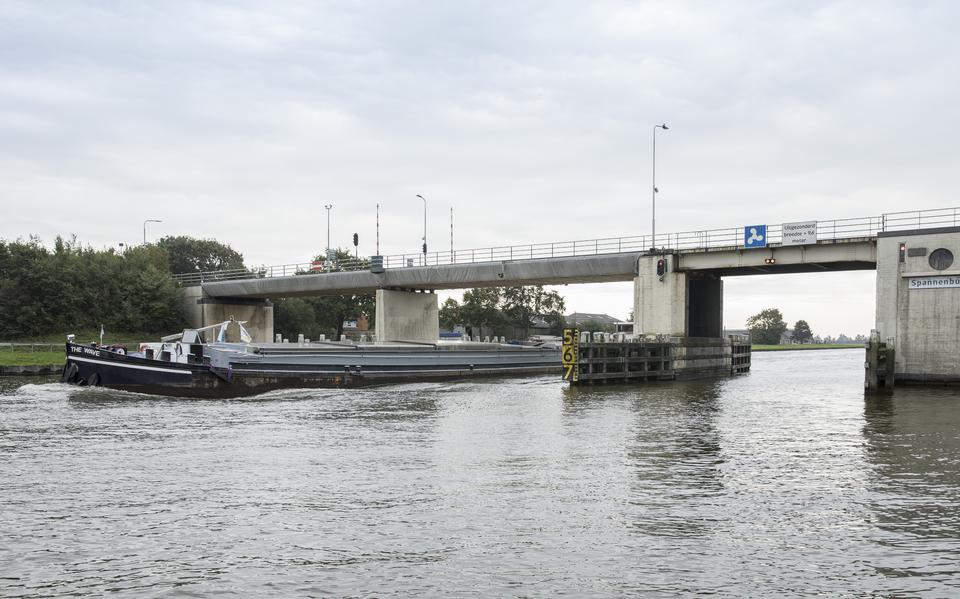 De brug in het PM-kanaal bij Spannenburg. 
