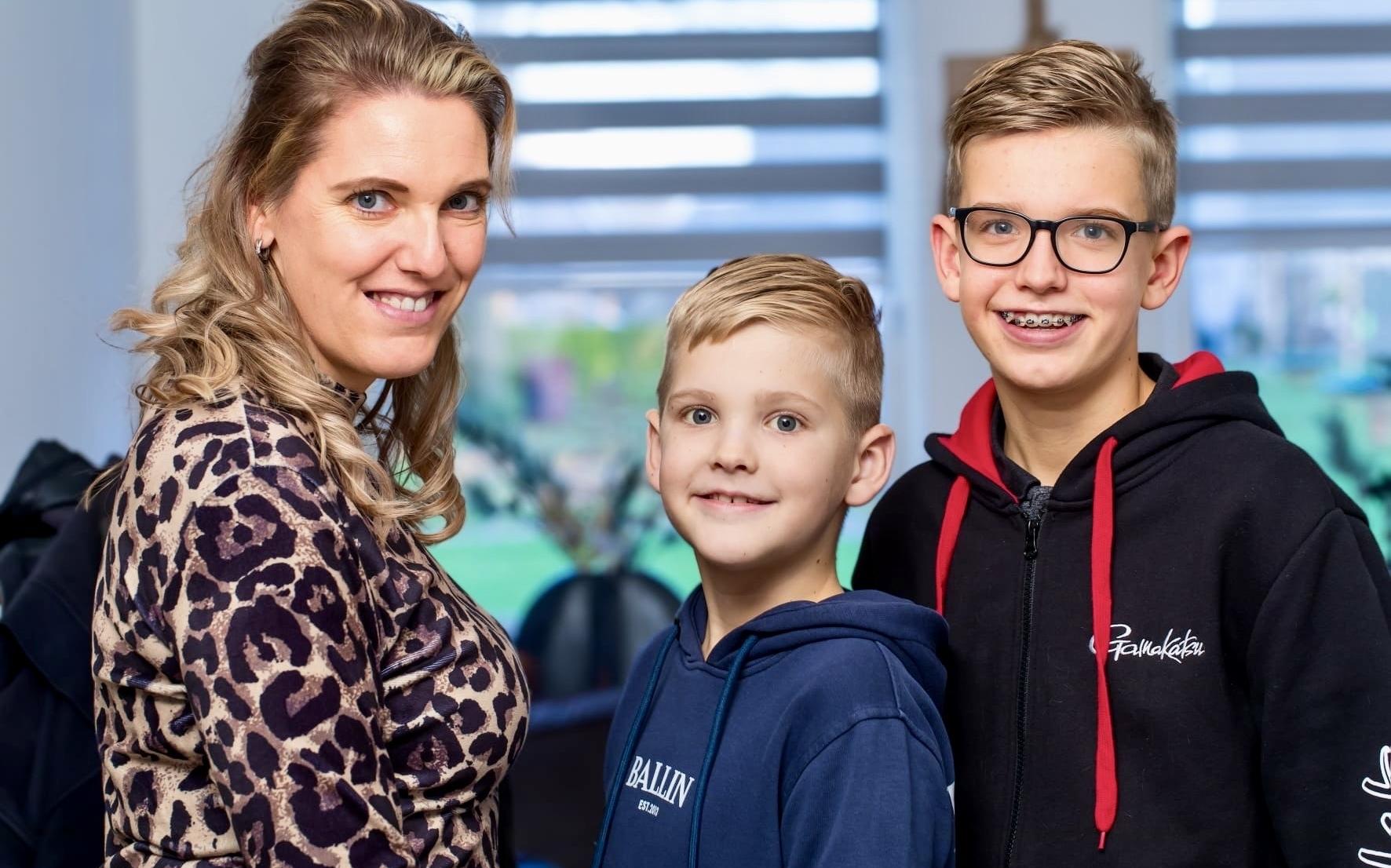 Petra Nicolai met haar zoontjes Thomas (midden) en Martijn. 