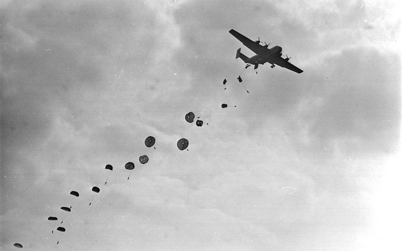 Britse parachutisten boven de Ginkelse Heide in de jaren zestig. FOTO ANP Britse parachutisten boven de Ginkelse Heide in de jaren zestig. FOTO ANP
