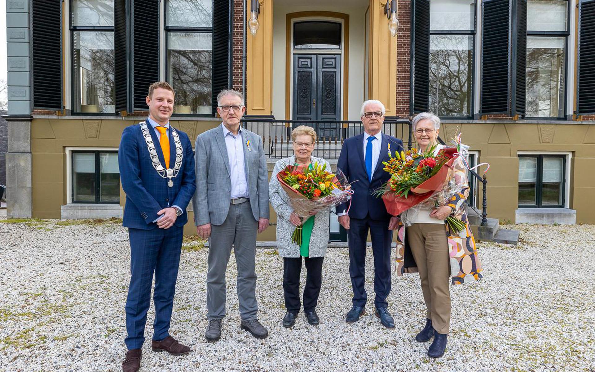 Van links naar rechts: locoburgemeester Jouke Spoelstra, Harm van der Woude, Grietje van der Woude, Frans Hoekstra en Geke Hoekstra