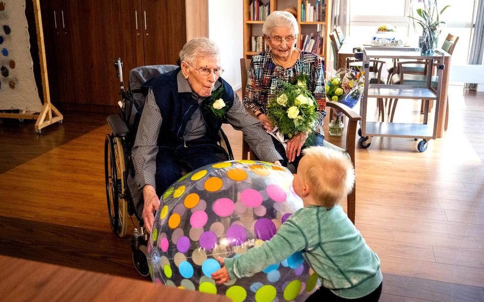 Martje Helmhout (91) en Sjoerd Tuinstra (94) met hun achterkleinkind Jeppe.