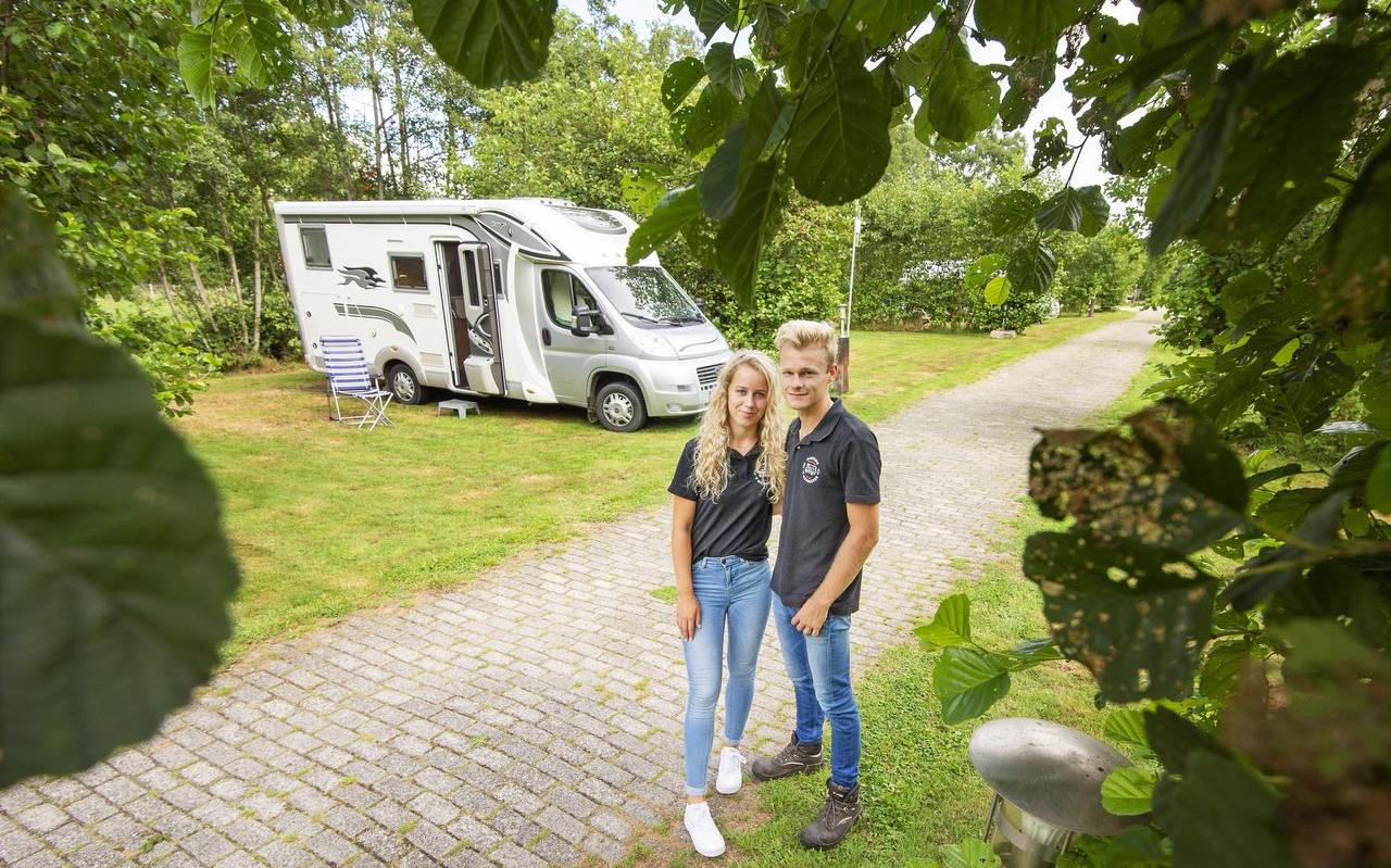 Gerry Talma (18) en Dennis Tiemersma (21) op hun camping, 't Heidestek. FOTO MARCEL VAN KAMMEN Gerry Talma (18) en Dennis Tiemersma (21) op hun camping, 't Heidestek. FOTO MARCEL VAN KAMMEN