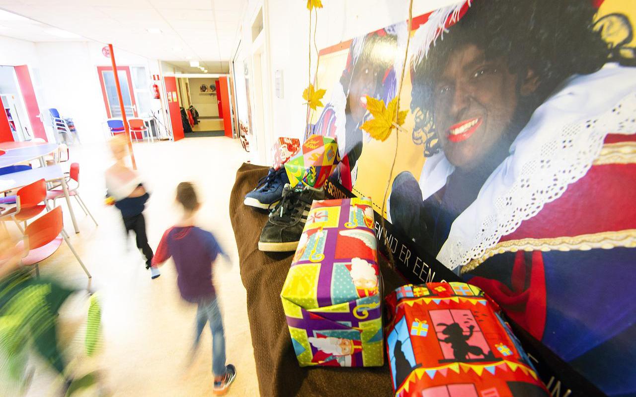 Foto van Zwarte Pietendecoratie op basisschool in Buitenpost.  FOTO MARCEL VAN KAMMEN