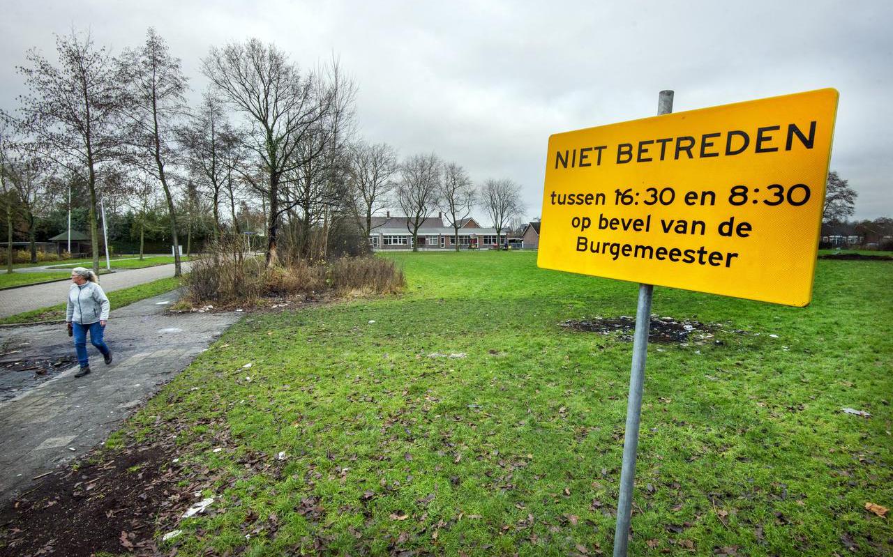 Noodverordening met verbodsbord voor een veld in Twijzelerheide waar de laatste weken brandjes en politie optreden is geweest. 