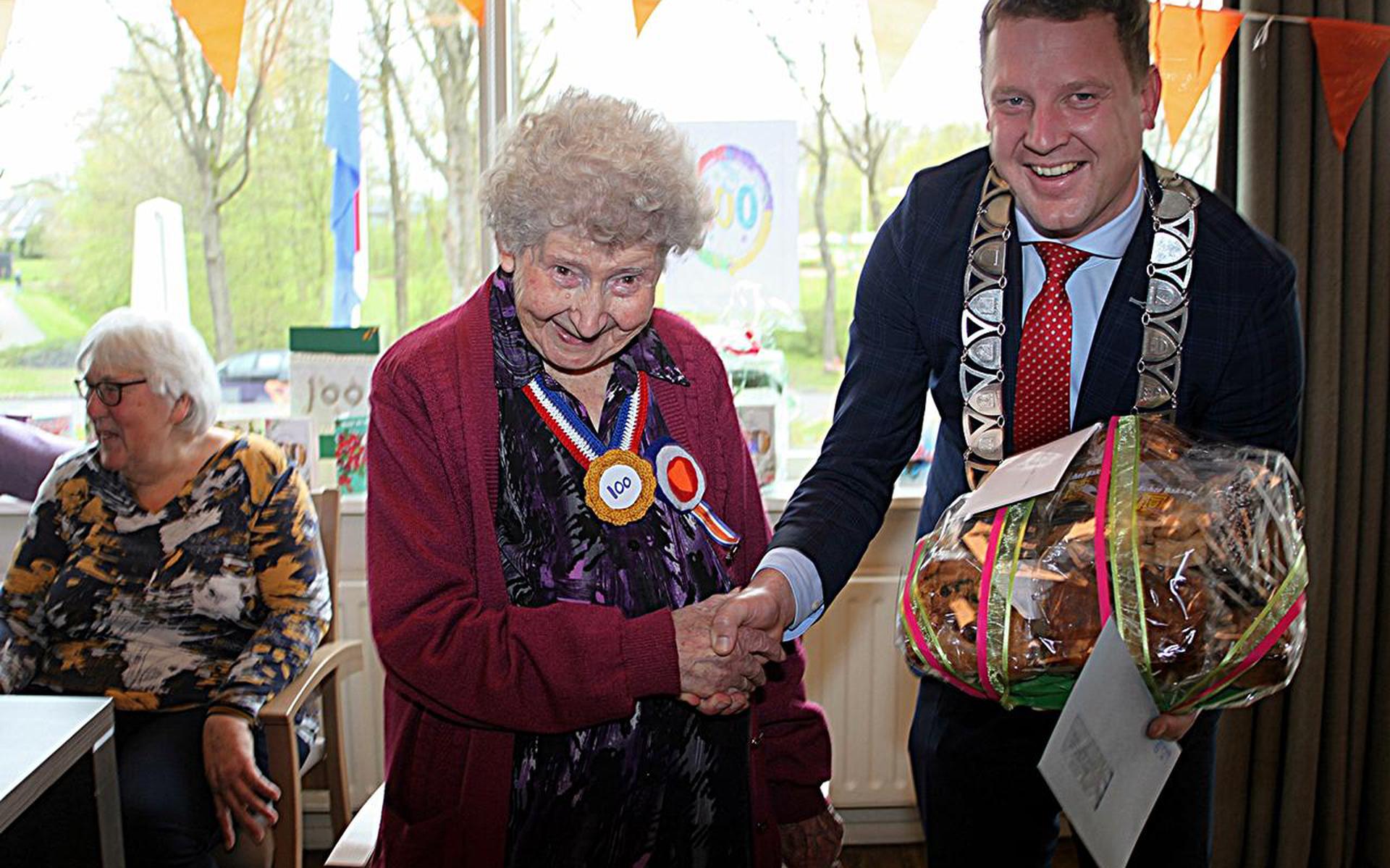 Minke Wobbes-Drent krijgt bloemen van loco-burgemeester Jouke Spoelstra van Achtkarspelen.