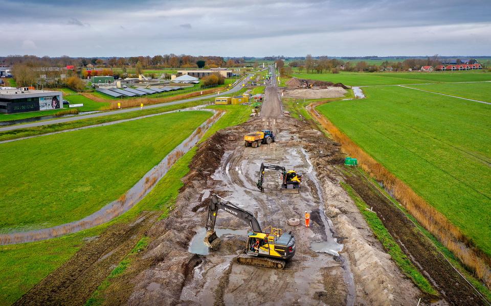 De provincie liet de staalslakken verwijderen in de rondweg-Oost bij Dokkum. Dit is afval uit de metaalindustrie.