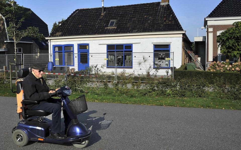 De woning aan Het Meer is voorlopig ontoegankelijk. FOTO PERSBUREAU NOORDOOST/ALEX J. DE HAAN