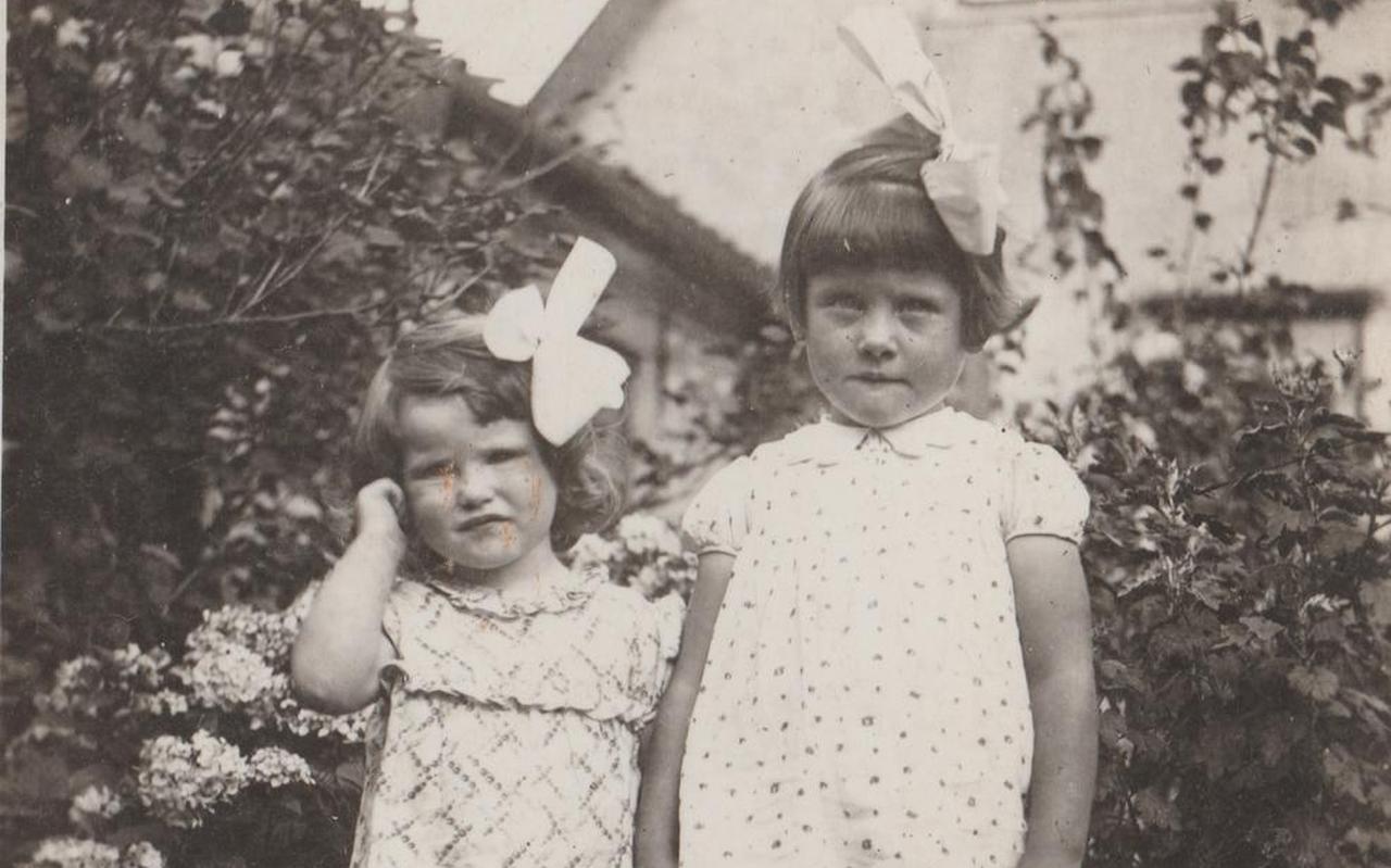 Afie (links) en Anke de Boer in de tuin van het ouderlijk huis. De foto is waarschijnlijk in 1938 gemaakt. Afie (links) en Anke de Boer in de tuin van het ouderlijk huis. De foto is waarschijnlijk in 1938 gemaakt.