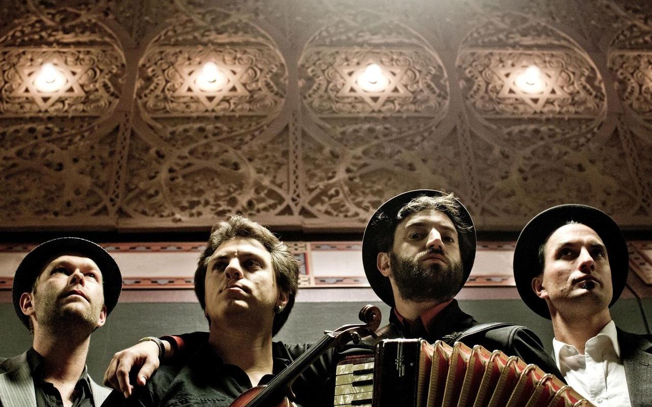 Daniel Kahn (tweede van rechts) & The Painted Bird, ook op festival Yiddish Waves.
Daniel Kahn (tweede van rechts) & The Painted Bird, ook op festival Yiddish Waves.