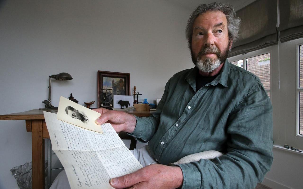 Gerrit Schuil met de afscheidsbrief en een foto van zijn oom Gerrit. ,,Liefste allemaal’’, staat erboven. FOTO NIELS WESTRA Gerrit Schuil met de afscheidsbrief en een foto van zijn oom Gerrit. ,,Liefste allemaal’’, staat erboven. FOTO NIELS WESTRA