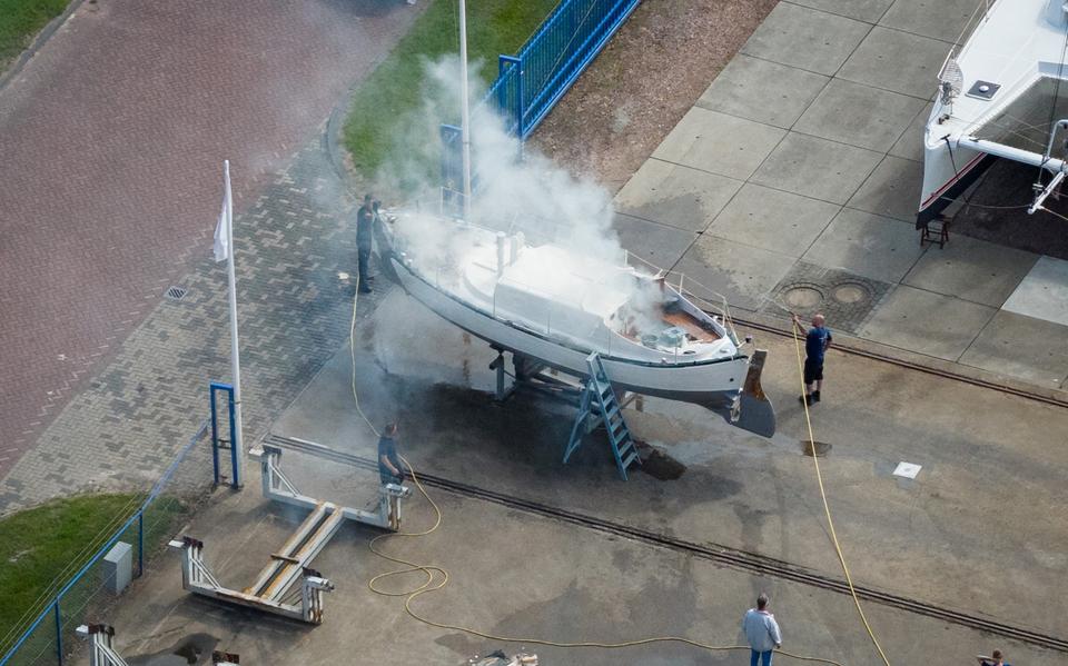 Een zeilboot is maandag in de brand gevlogen in Sneek.