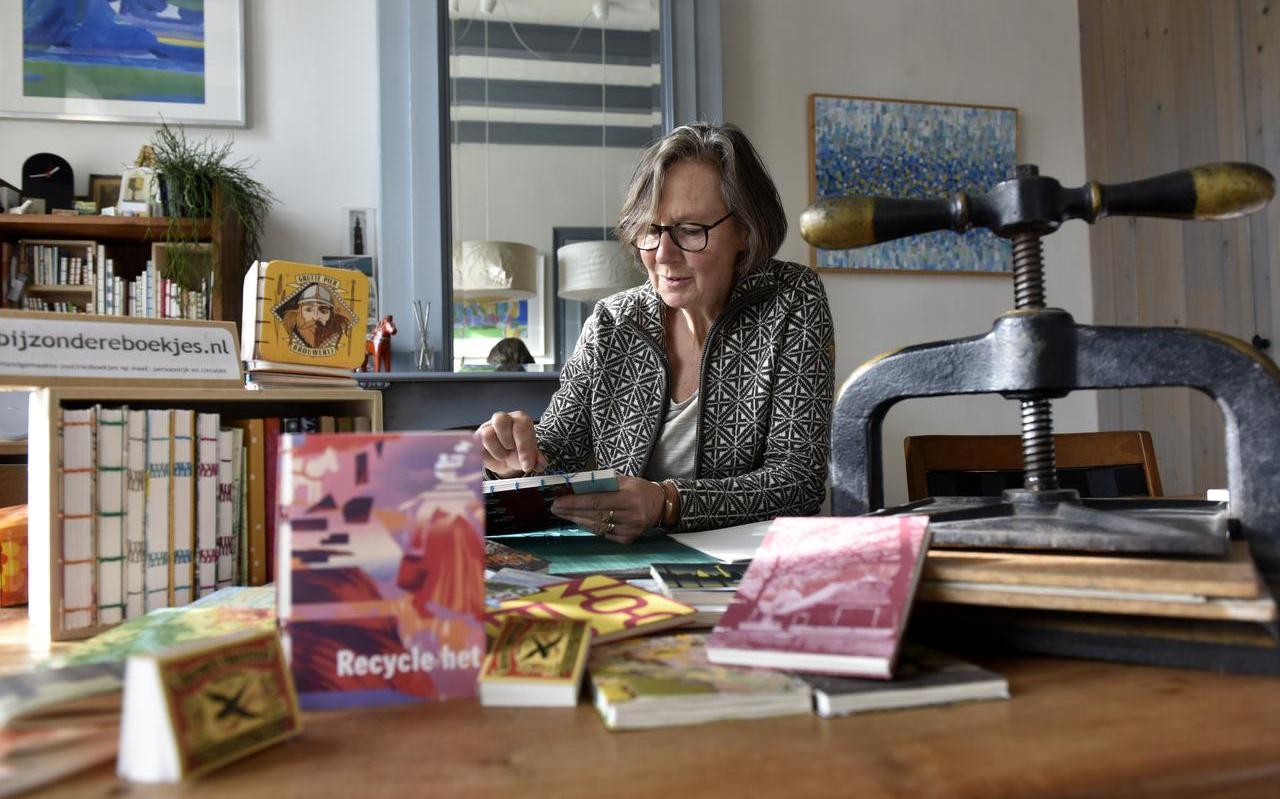 Trudie Labuschagne in haar werkkamer. Trudie Labuschagne in haar werkkamer.