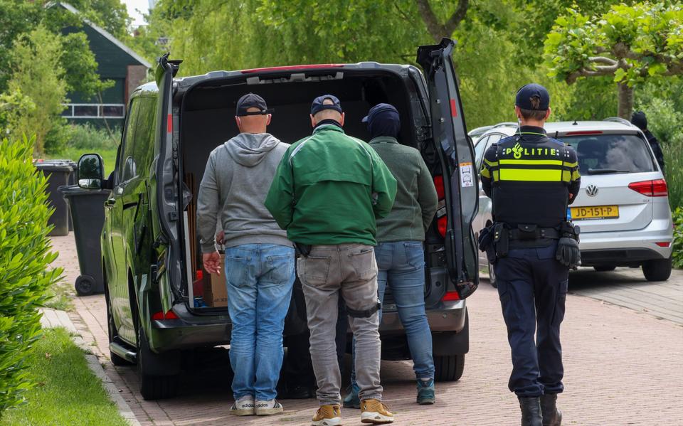 Politieagenten deden woensdagochtend onderzoek in een woning in Easterein.