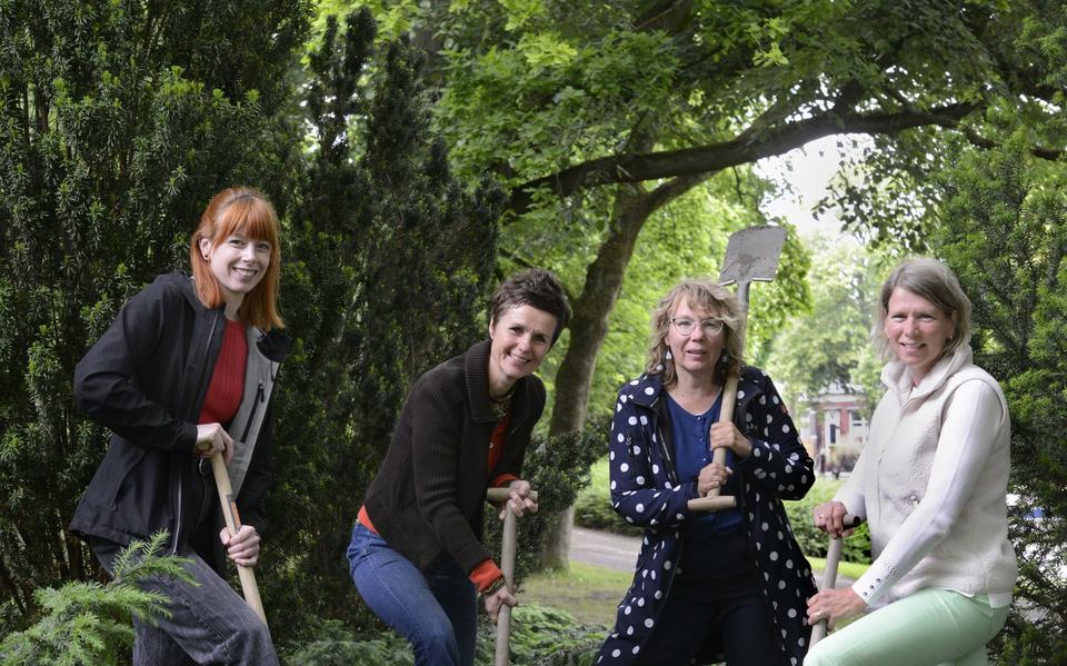 Nienke Foppele, Angelique van der Veen, Suzanna Bekkema en Janny Postma (v.l.n.r.). ,,Nog een paar maanden en dan begint het roofseizoen."  