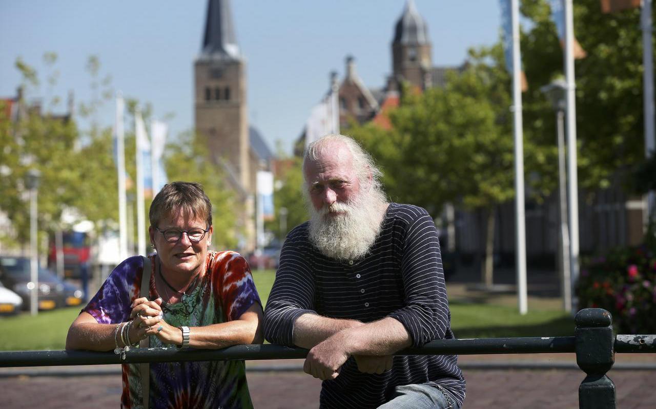 Tammo Feenstra en Heleen Bruinsma-Speelman houden het in het 'Franekers' wel pratende. Hier staan ze bij it Sjûkelân met op de achtergrond de Martinikerk. FOTO CATRINUS VAN DER VEEN