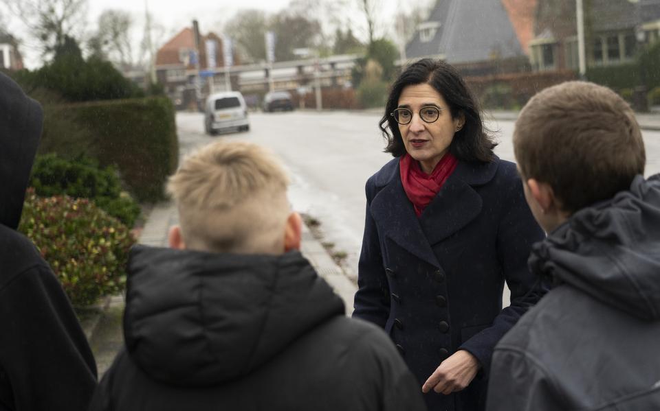 Waarnemend burgemeester Anja Haga in gesprek met jongeren in De Westereen.  