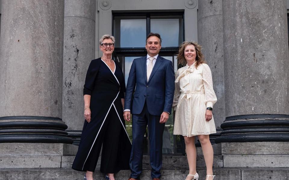 


President Eddie Bongers temidden van medebestuursleden Suzanne Kropman (r) en Herma Rappa.